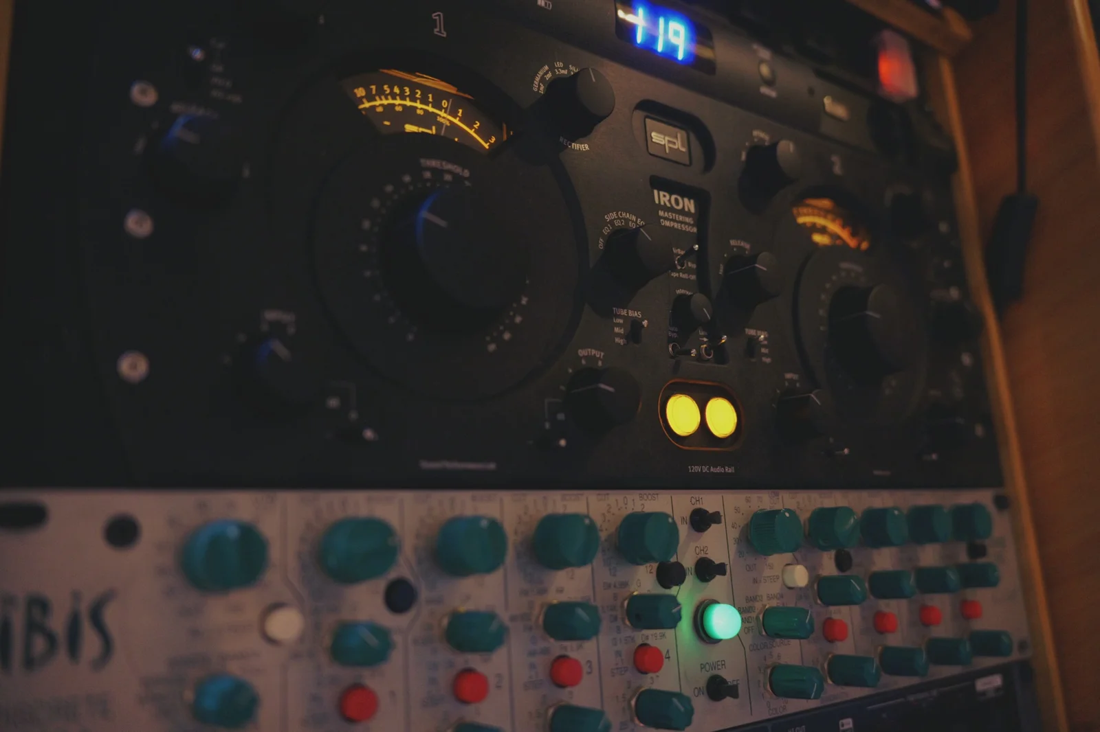 Analog mastering compressor and equalizer in the studio